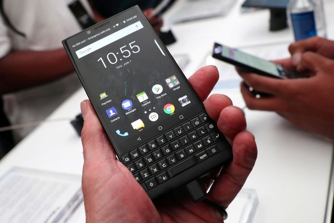 BlackBerry возобновляет выпуск кнопочных смартфонов. Фото - CNews