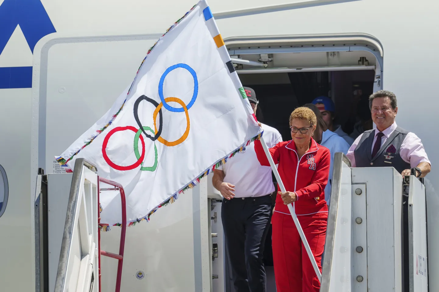 Losandželosas mēre Kārena Basa.ar olimpisko karogu