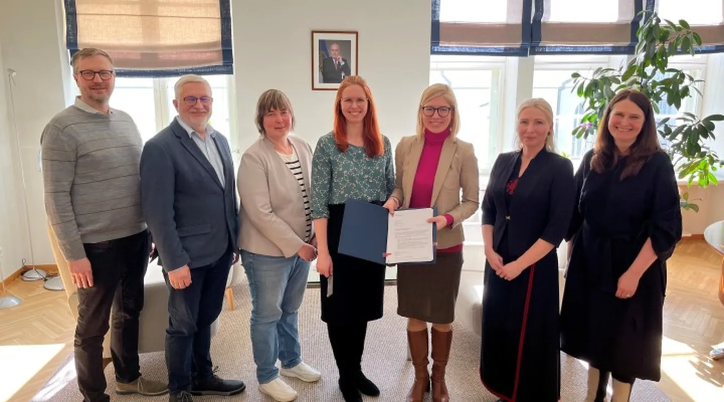 Allkirja andmise järel jäid ühispildile kultuuriministeeriumi kantsler Tarvi Sits, rahvakultuurinõunik Eino Pedanik, Eesti Rahvusliku Komisjoni UNESCO kultuuriprogrammi koordinaator Margit Siim ja peasekretär Kerli Gutman, kultuuriminister Piret Hartman, Mulgi Kultuuri Instituudi juht Ave Grenberg ning instituudi kommunikatsioonipartner Kristina Seimann.