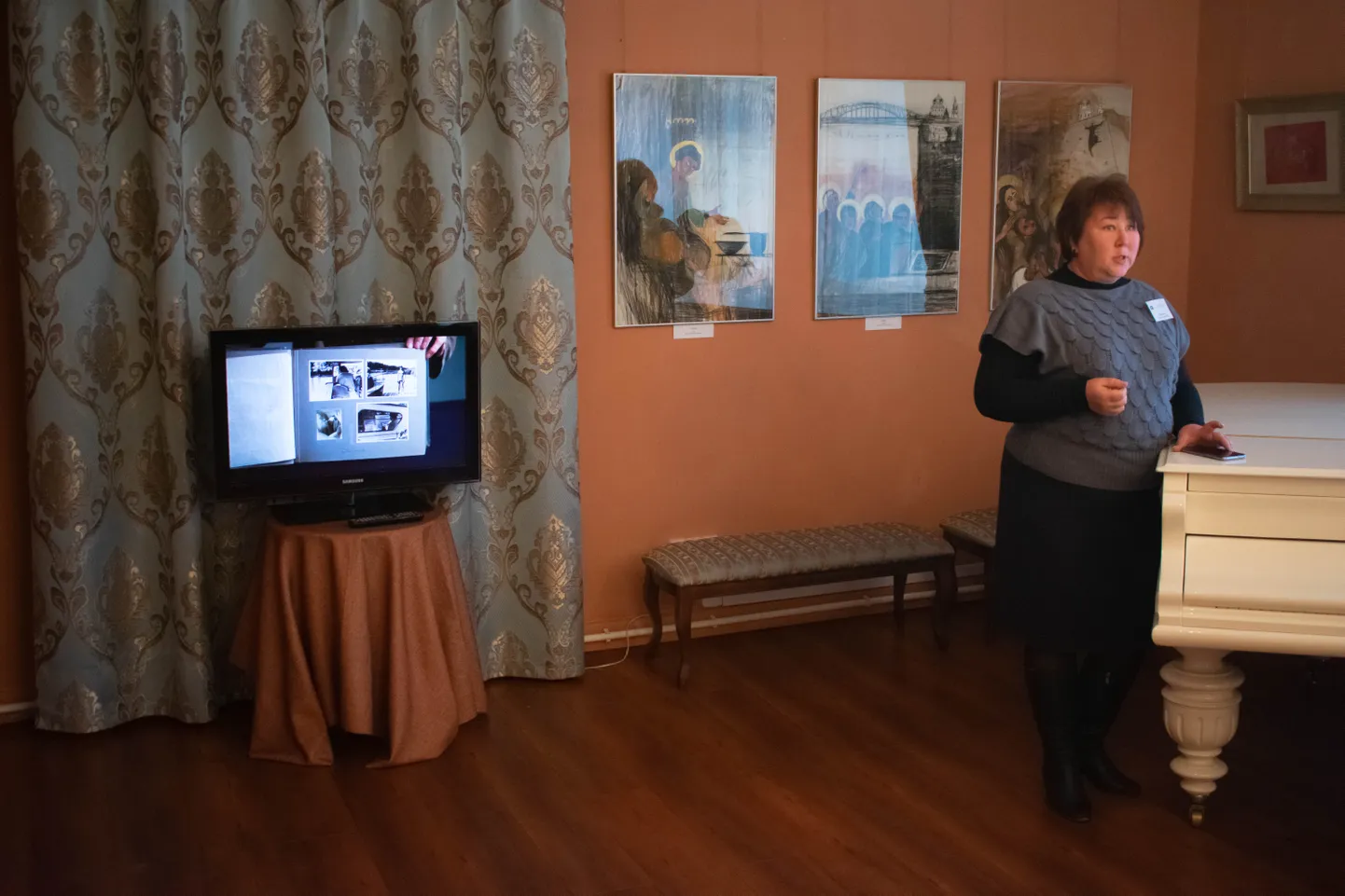 Maalidele lisaks saab näitusel vaadata videot vanast fotoalbumist.