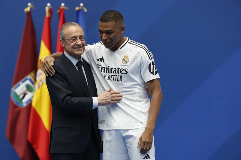 Madridi Reali president Florentino Perez koos Kylian Mbappéga.