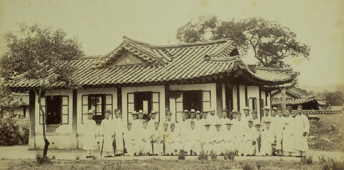 Souli vene kooli õpilased koos direktori Nikolai Nikolajevitš Birjukoviga. Kool avati 1896. aasta alul. 