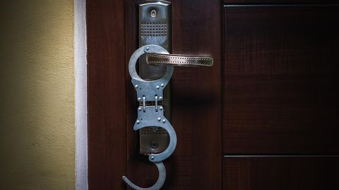 V Latviji prevaranti s pretvezo policistov oškodovali prebivalce za stanovanja