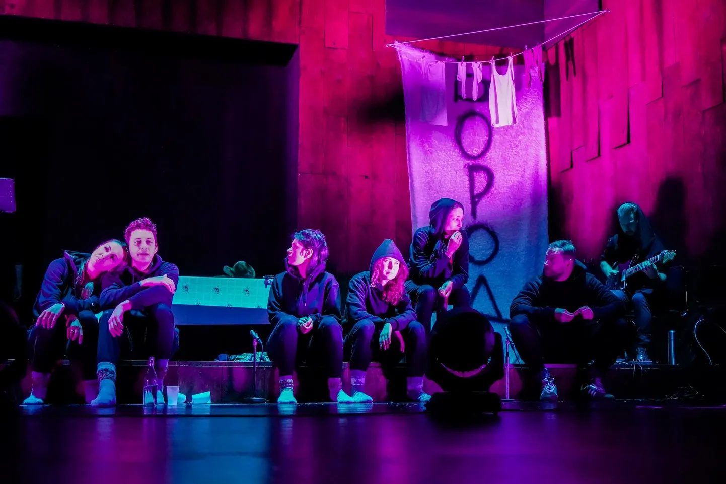 Deniss Azarovi lavastus «Ruslan ja Ludmilla» Vene Teatris. Pildil Anna Sergejeva, Aleksandr Žilenko, Darja Rotenberg, Anastassia Tsubina, Natalja Dõmtšenko, Sergei Furmanjuk ja Aleksandr Žedeljov.
