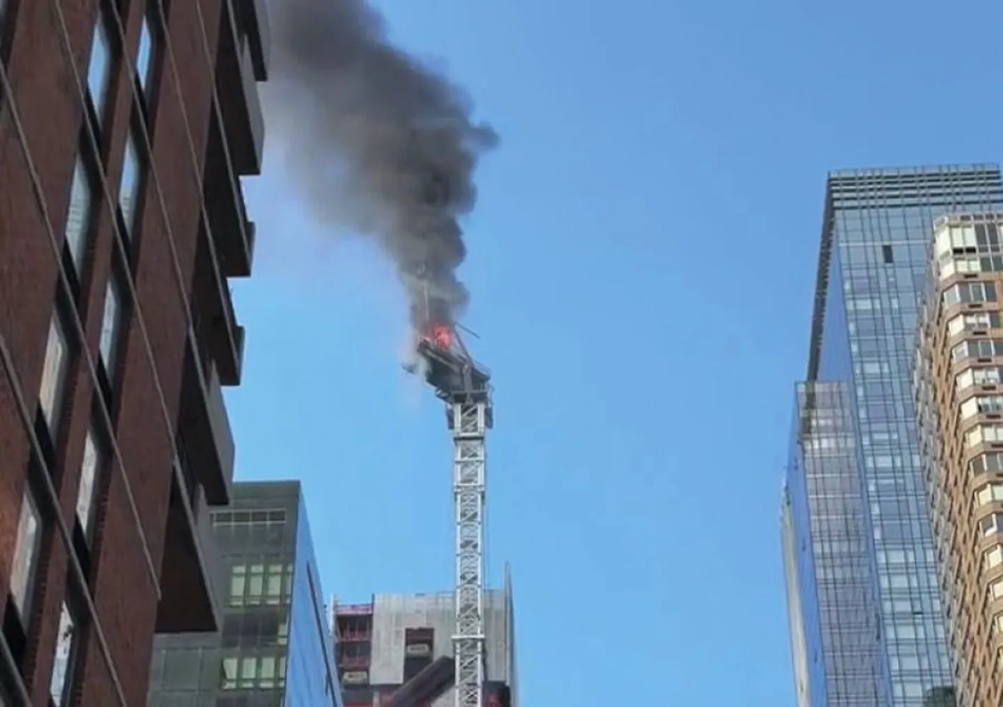 В Нью-Йорке загорелся строительный кран