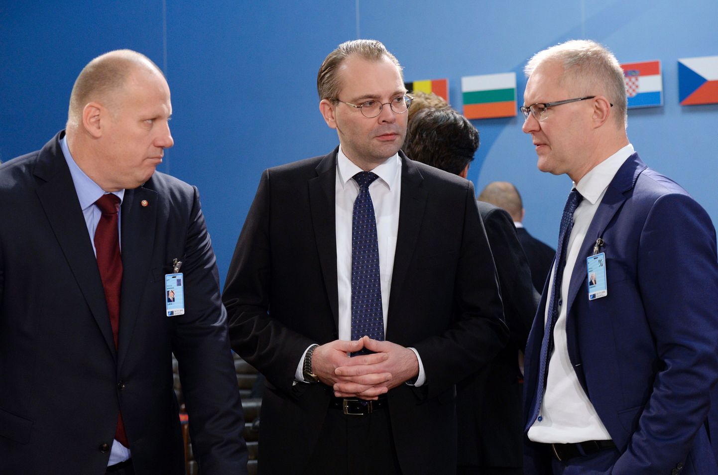 Läti kaitseminister Indulis Berzins, Soome kaitseminister Jussi Niinisto ja Eesti kaitseminister Hannes Hanso NATO kaitseministrite kohtumisel.