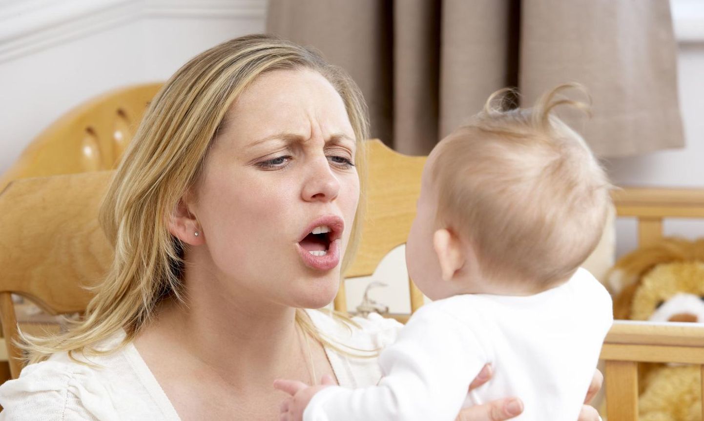 Попытки успокоить плачущего ребенка резкими движениями и тряской могут привести к возникновению синдрома детского сотрясения.