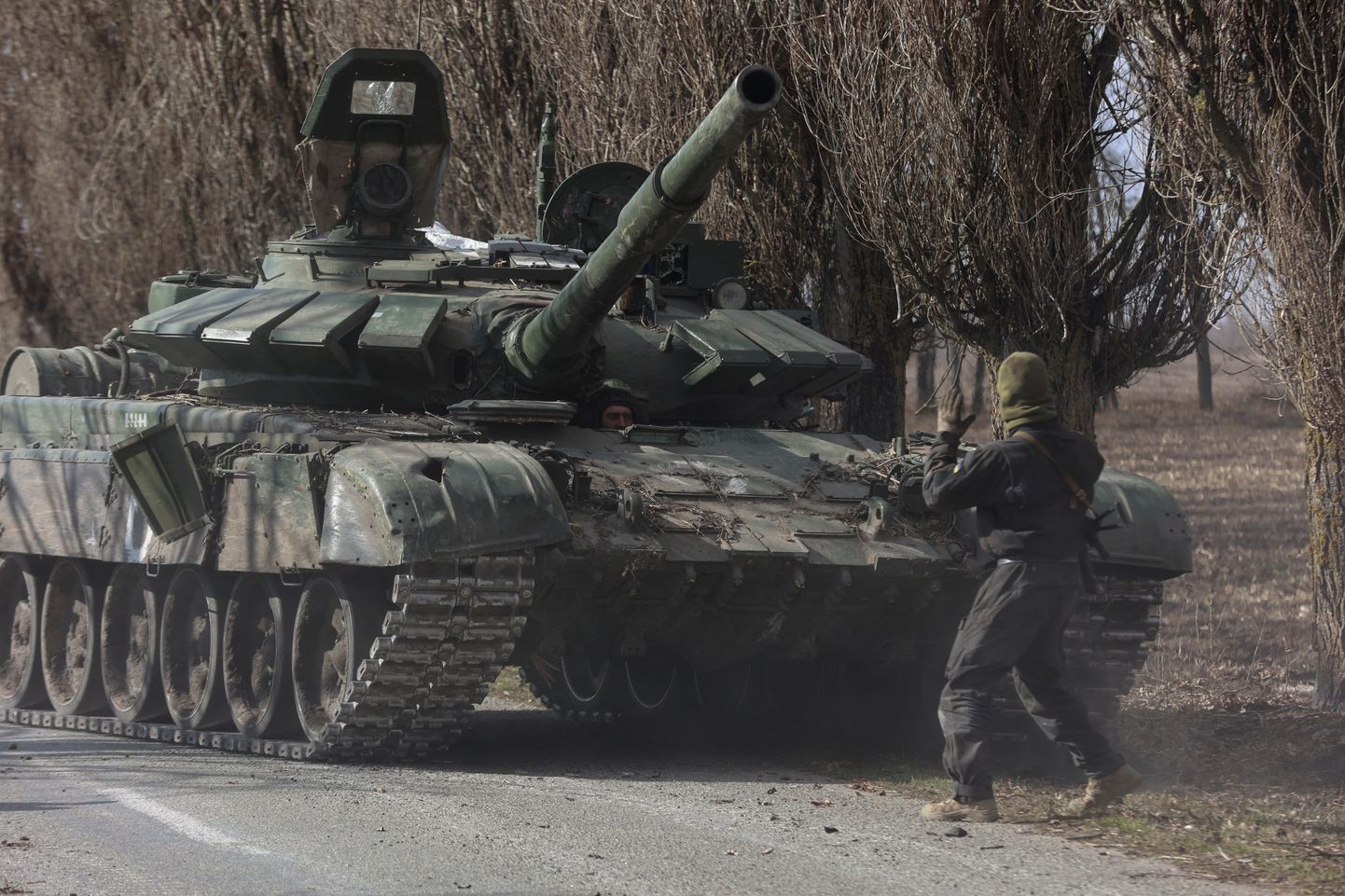 Vene vägede maha jäetud tank Kiievi lähedal Lukjanivkas 27. märtsil 2022. Ukraina sõdurid võtsid tanki oma kasutusse