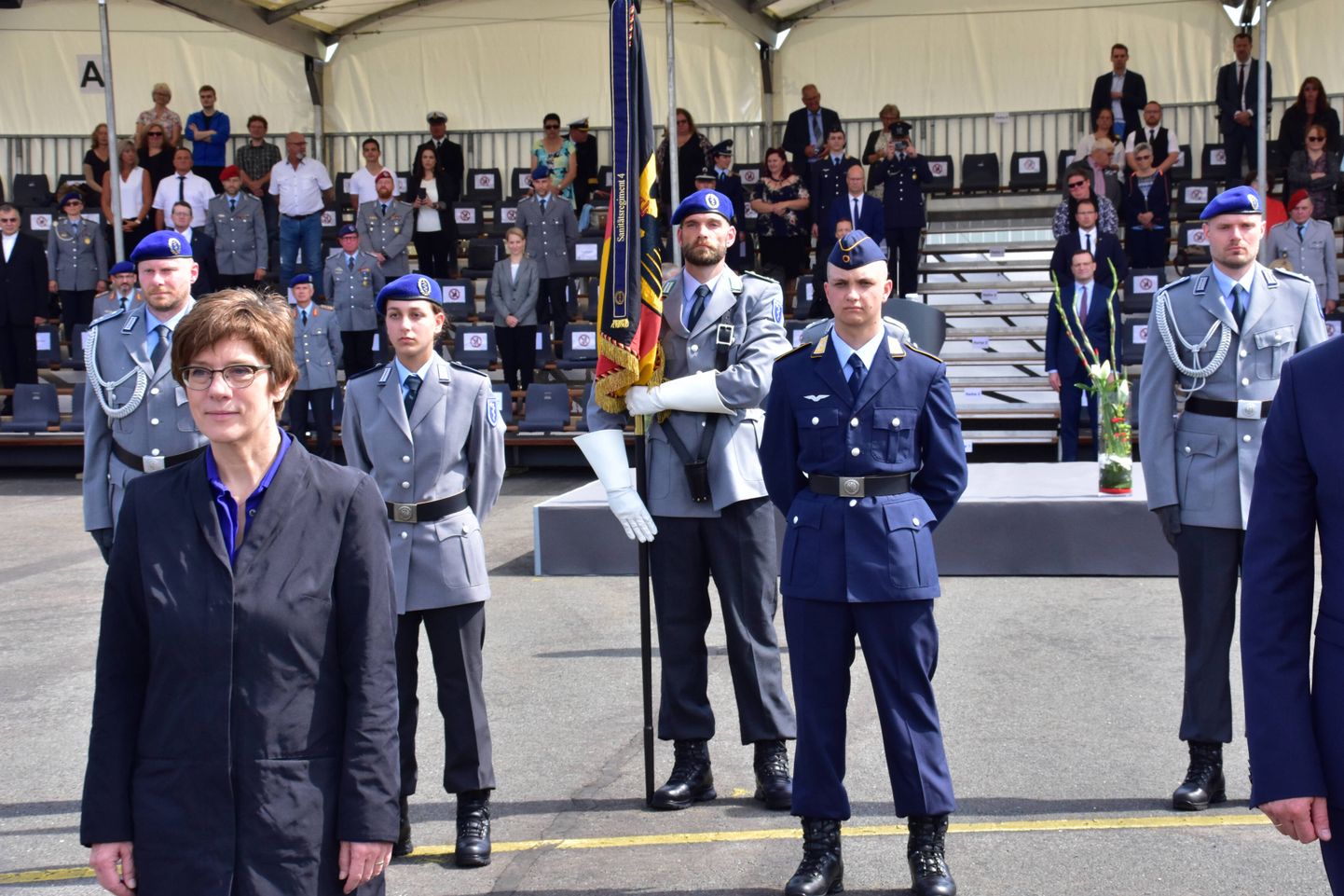 Esiplaanil Saksa kaitseminister Annegret Kramp-Karrenbauer. Foto on illustreeriv.