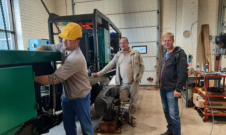 Sügiskuu alguses oli Väljaküla meestel tootmishallis käsil 109. Metsise kokkupanemine. Osaühingu juhataja Ivo Jürgenson (paremal), müügimees Sven Mäger ja masina montaažiga on ametis Taavo Lensment.