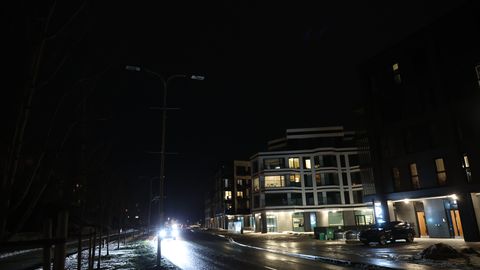 FOTOD ⟩ Plaksti pimedaks! Vastu posti sõitnud joobes juht jättis Kalaranna tänava elektrita