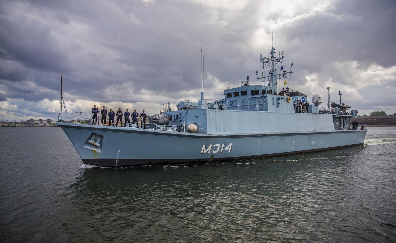 Miinijahtija Sakala saadeti pidulikult missioonile juuli 2016. Neli kuud hiljem koduvetesse naastes oli laeval vastas sõjaväepolitsei. 
