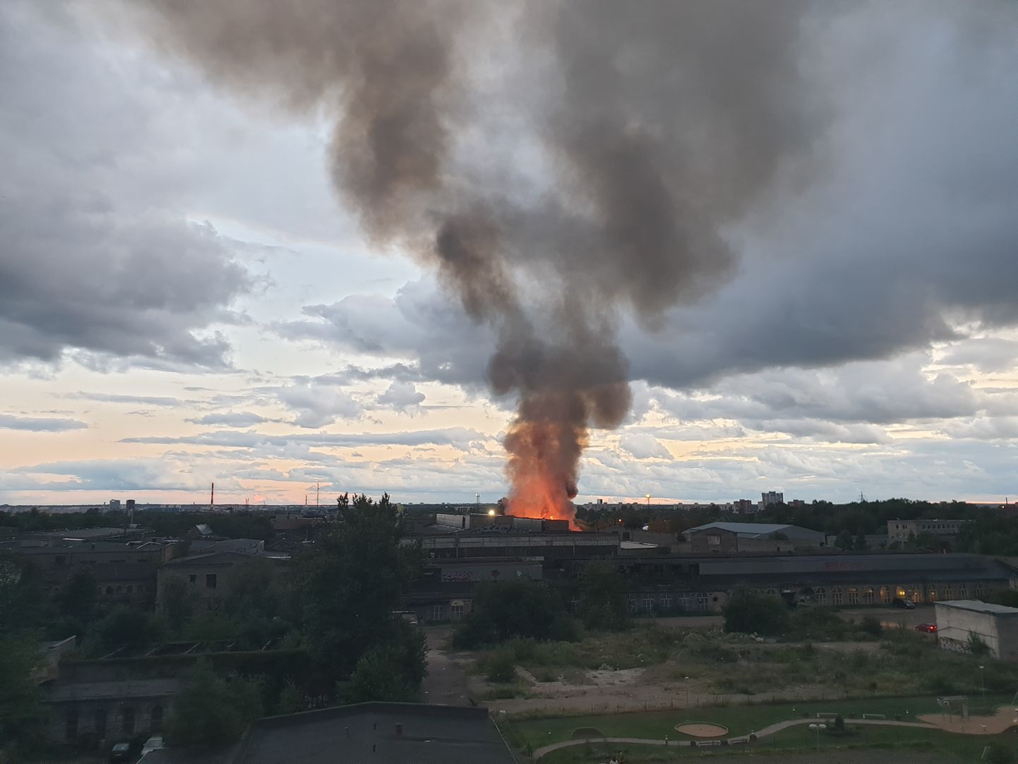 Tallinnas põles Tööstuse tänaval lahtise leegiga tootmis- ja laohoonete kompleks.