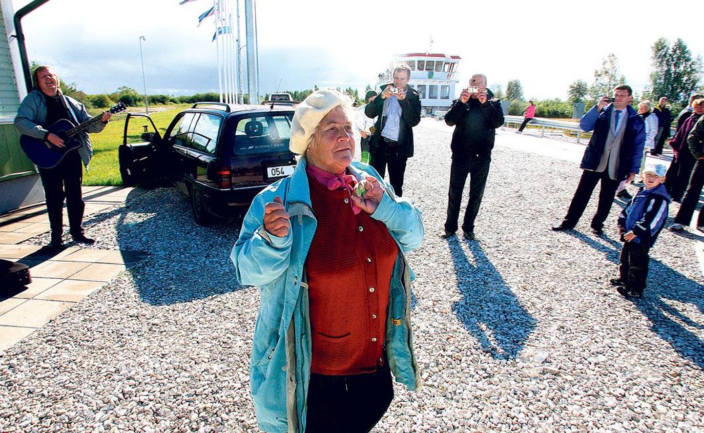 Жительница острова Прасковья Тейман на церемонии открытия порта Пийрисааре от радости пустилась в пляс.