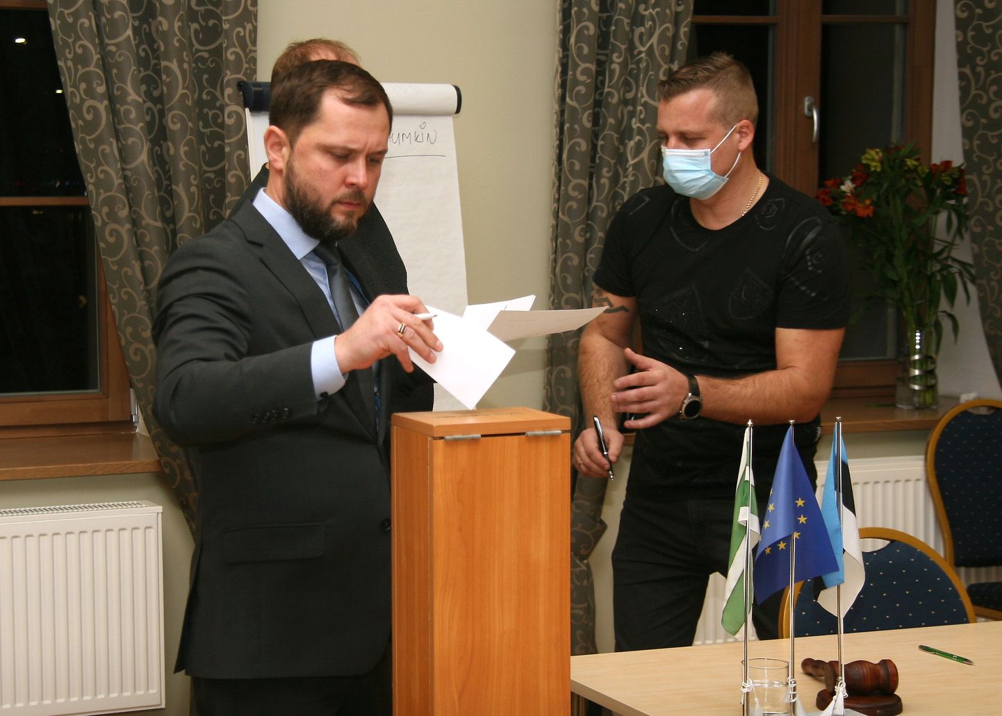 По словам председателя Йыхвиского волостного собрания Алексея Наумкина, в маске ему очень трудно разговаривать, затрудняется и дыхание.
