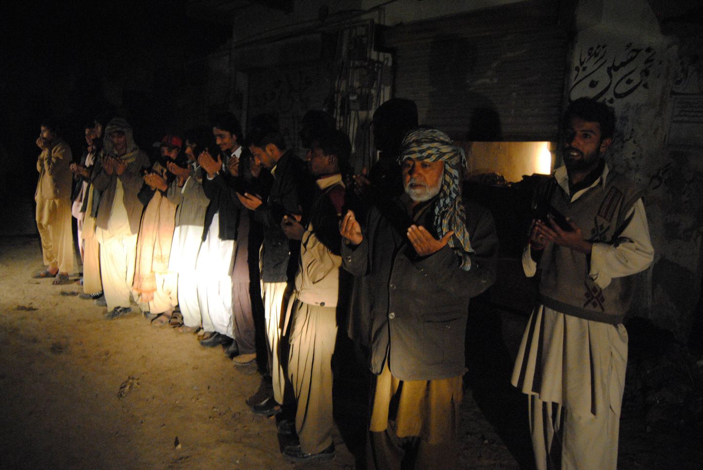Pakistani maavärinapiirkonna elanikud palvetamas