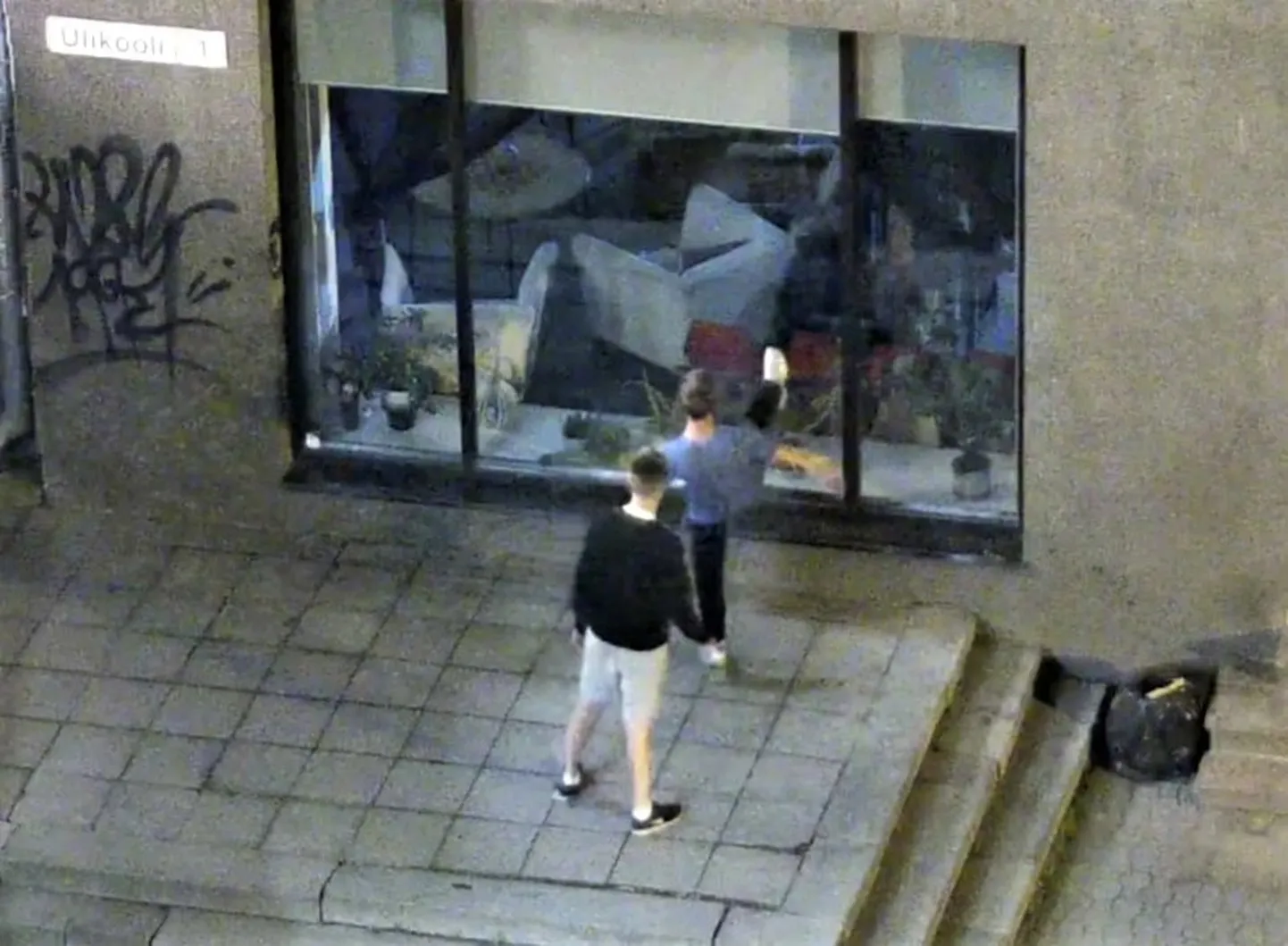 Noormees lööb kultuuriklubi akent jalaga.