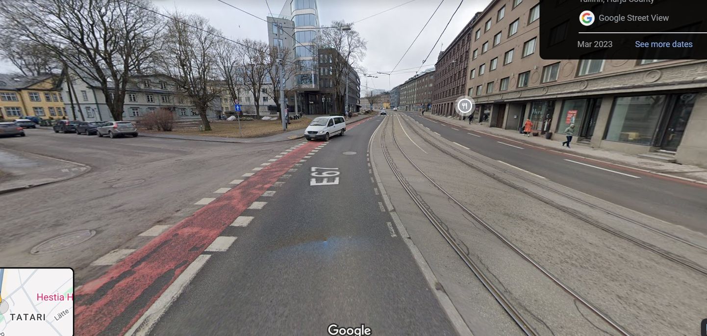 Перекресток Пярнуского шоссе и улицы Сюда: большинство водителей понятия не имеет, что они должны пропустить поворачивающий с трамвайных путей автомобиль.