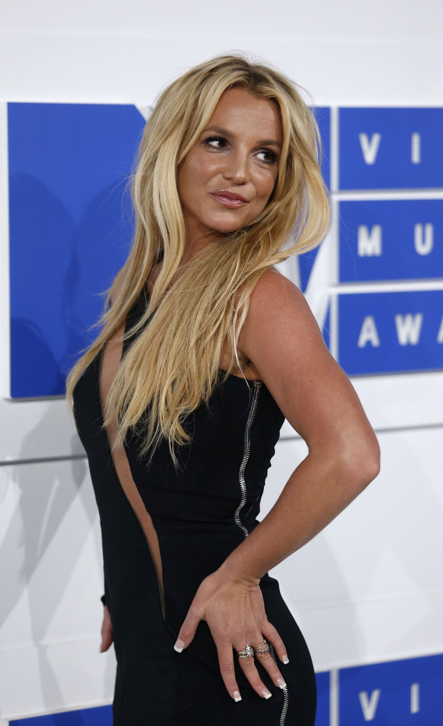 Singer Britney Spears arrives at the 2016 MTV Video Music Awards in New York, U.S., August 28, 2016.  REUTERS/Eduardo Munoz