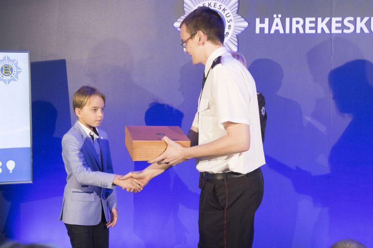 Üheksa-aastane Pärnu koolipoiss Andreas sai häirekeskuselt tänukirja.