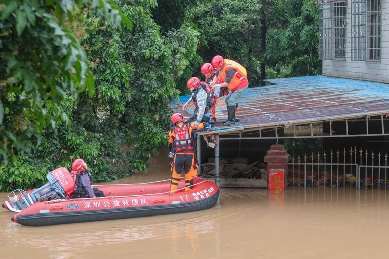 Спасатели снимают с крыши жителей одной из деревень провинции Гуандун