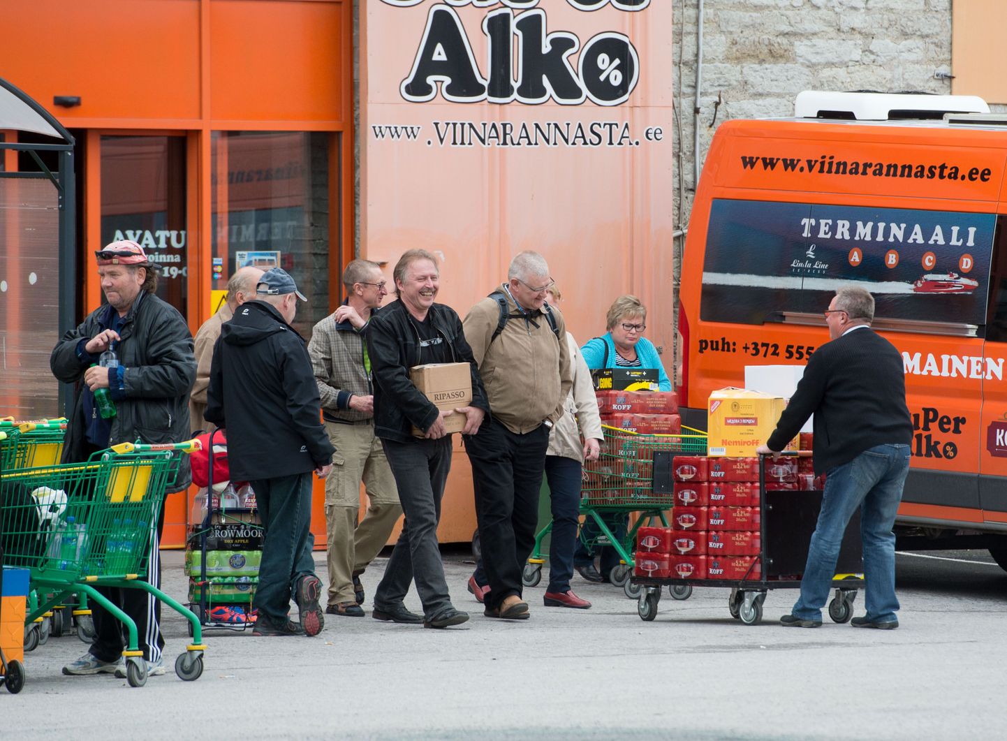 Soome turistid Tallinnas alkoholi ostmas.