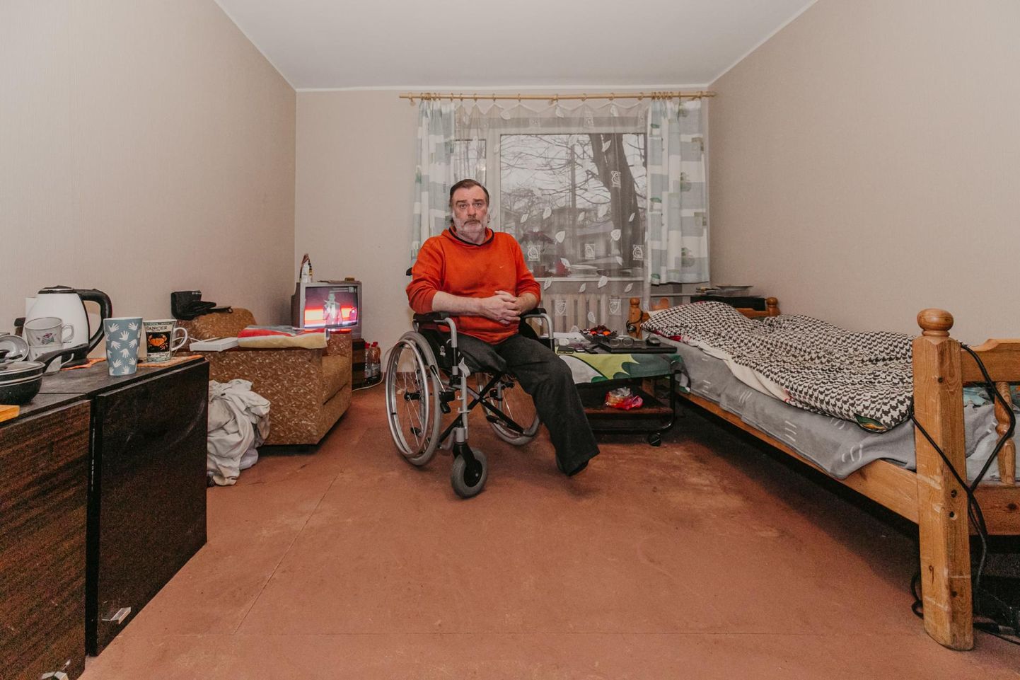 Andrejs Greinis on Laia tänava munitsipaalkorteris elanud 2018. aasta sügisest. Probleem tualetis ja vannitoas käimisega tekkis siis, kui ta mullu aasta alguses teisestki jalast ilma jäi.