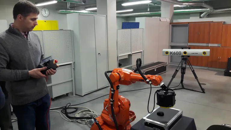 TTÜ dotsent Martinš Sarkans demonstreerib robotmõõteseadet 3D-skaneerimiseks (foto: Aivar Pau)