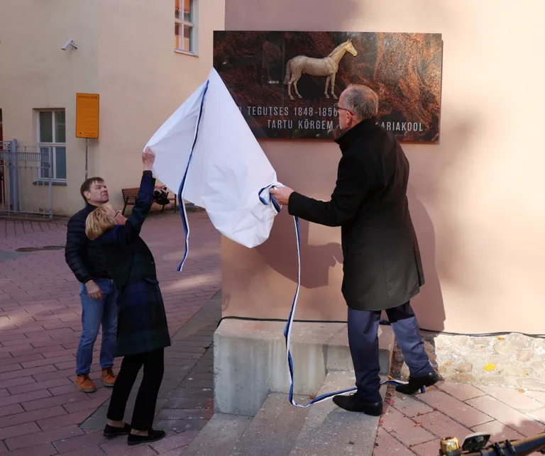 06.10.2023, Tartu Veterinaarmeditsiini 175. aastapäev. Esimese veterinaariakliiniku asukohas Tartu Ülikooli von Bocki maja seinal avatakse Marti Karmini loodud mälestustahvel.