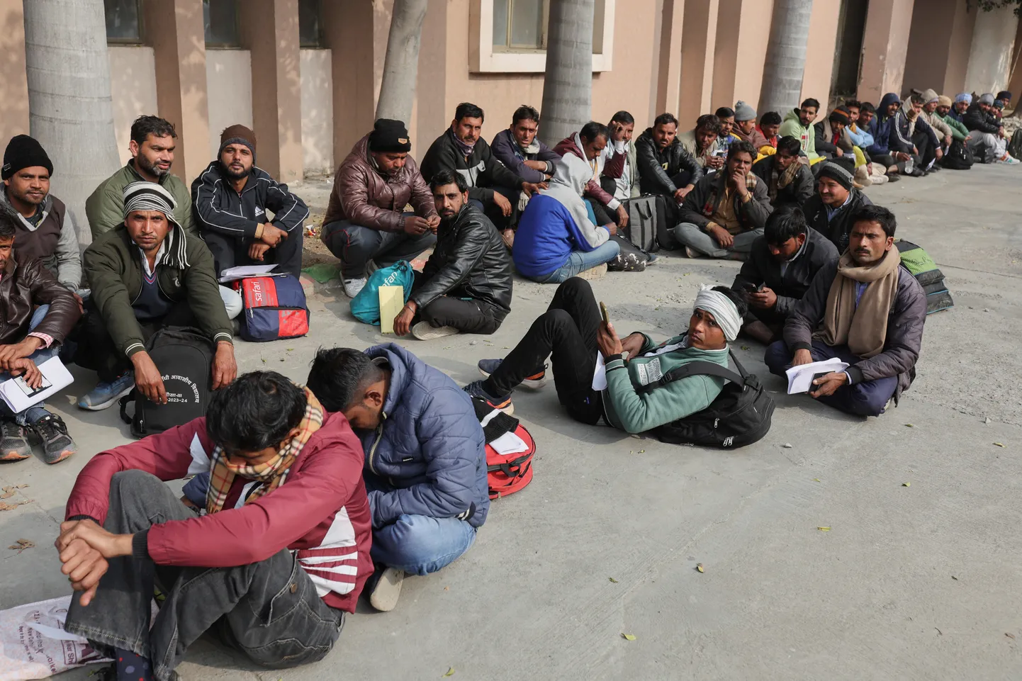 India oskustöölised ootamas kutsetesti ja intervjuud Haryana värbamiskeskuse juures.