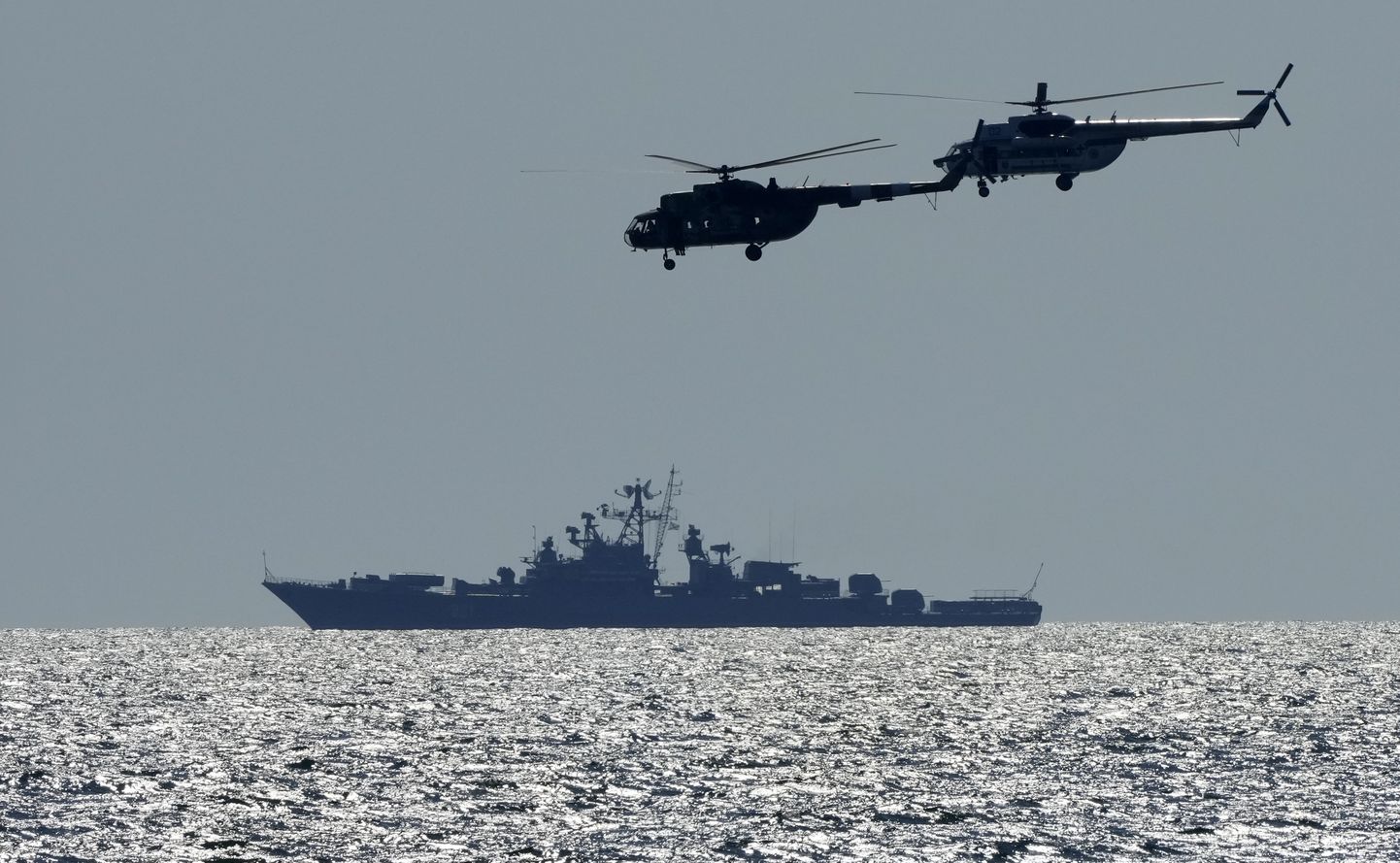 Ukraina helikopterid lendavad 9. juulil 2021 Mustal merel mööda Venemaa sõjalaevast õppuste Sea Breeze 2021 ajal. Tegemis oli Ukraina NATO ühisõppustega (AP/Efrem Lukatsky)