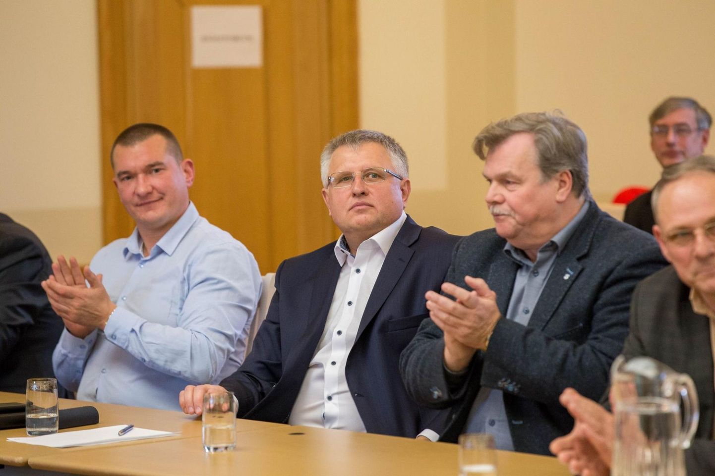 2017. aastal 29. oktoobril valis Paide linnavolikogu esimeheks keskerakondlase Aivar Tubli (vasakult teine). Toona plaksutasid selle uudise peale tema koalitsioonikaaslased Janis Tikk (vasakul), Hannes Soonsein ja Raivo Raja. Nüüd tuleb otsustada, kas Tubli saab esimehena jätkata.