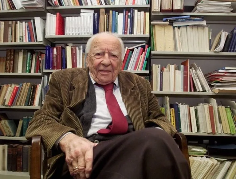 Vācu filozofs Hanss Georgs Gādamers (1900-2002) savā kabinetā Heidelbergas universitātē 2000. gadā.