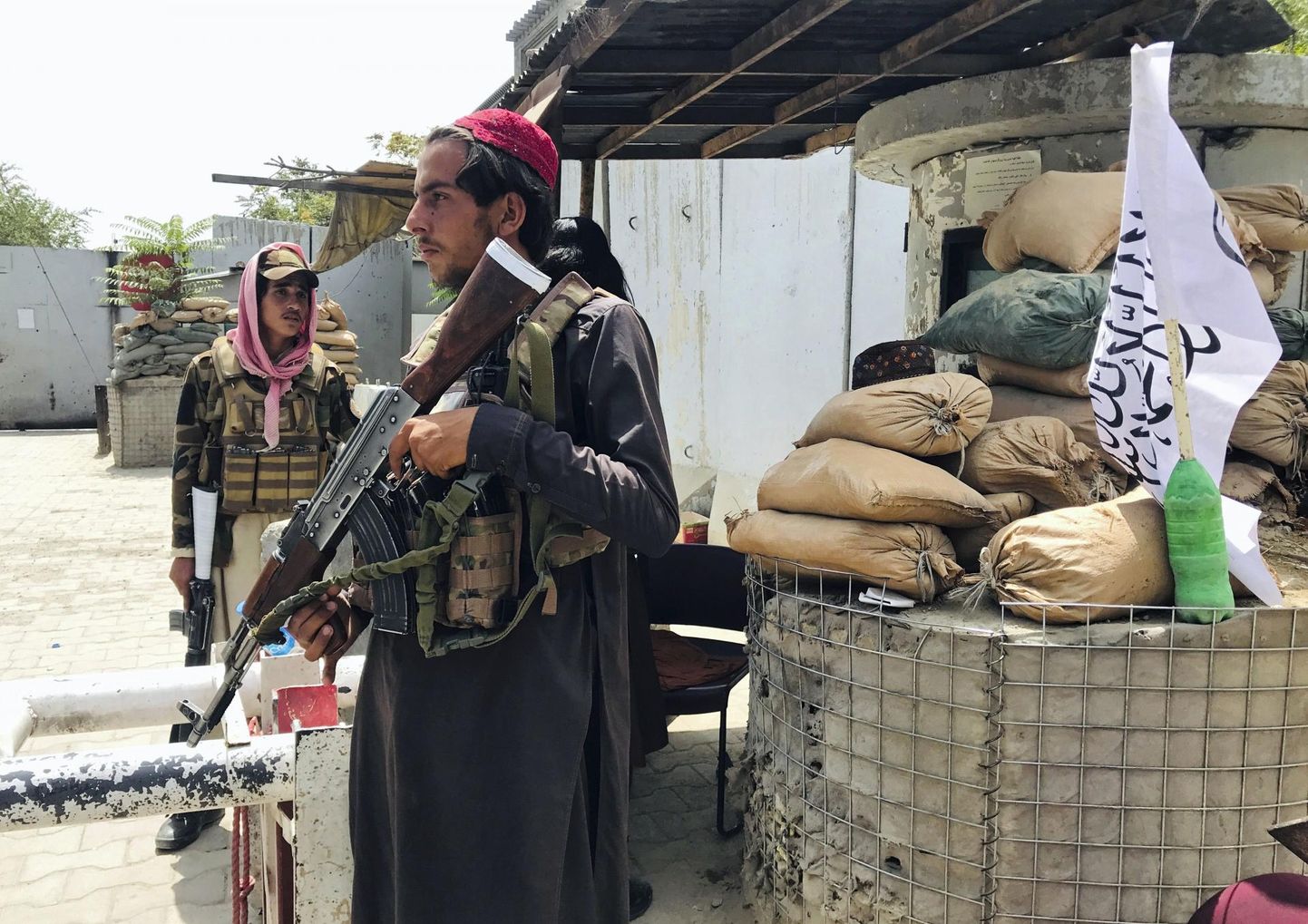 Talibani võitlejad valvavad USA saatkonna lähedal kontrollpunkti, mis enne oli USA sõjaväe hoole all.