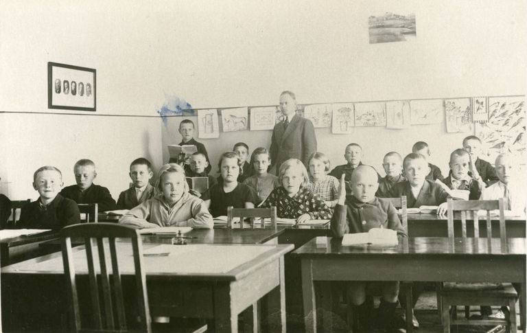 Koolitund Suure-Jaani algkoolis, u 1940.