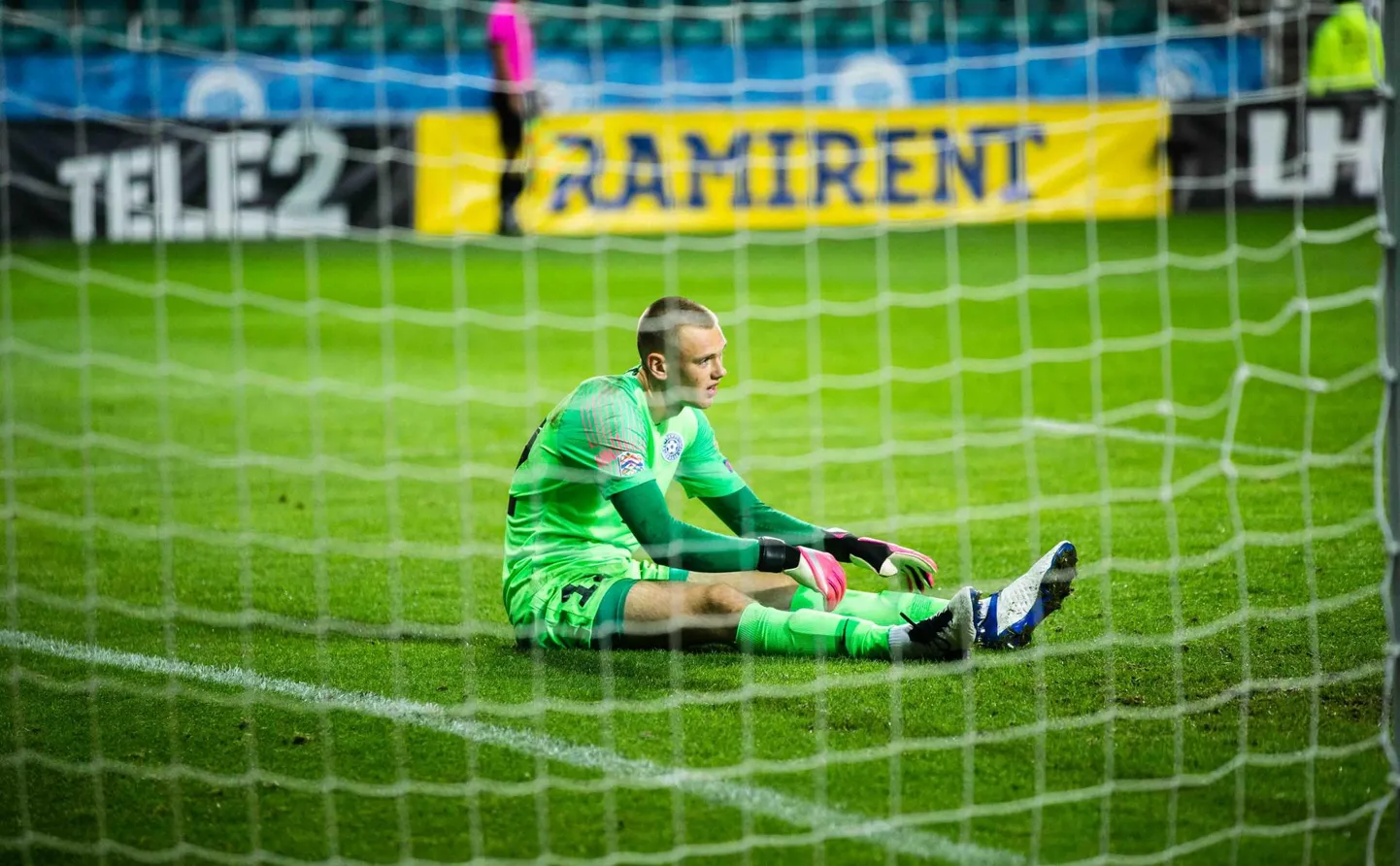 Eesti jalgpallikoondise hiljutises kohtumises rahvuste liigas Põhja-Makedooniaga pidi Karl Jakob Hein palli väravavõrgust välja tooma kolmel korral. Sama saatus tabas ka tema Põhja-Makedoonia kolleegi.