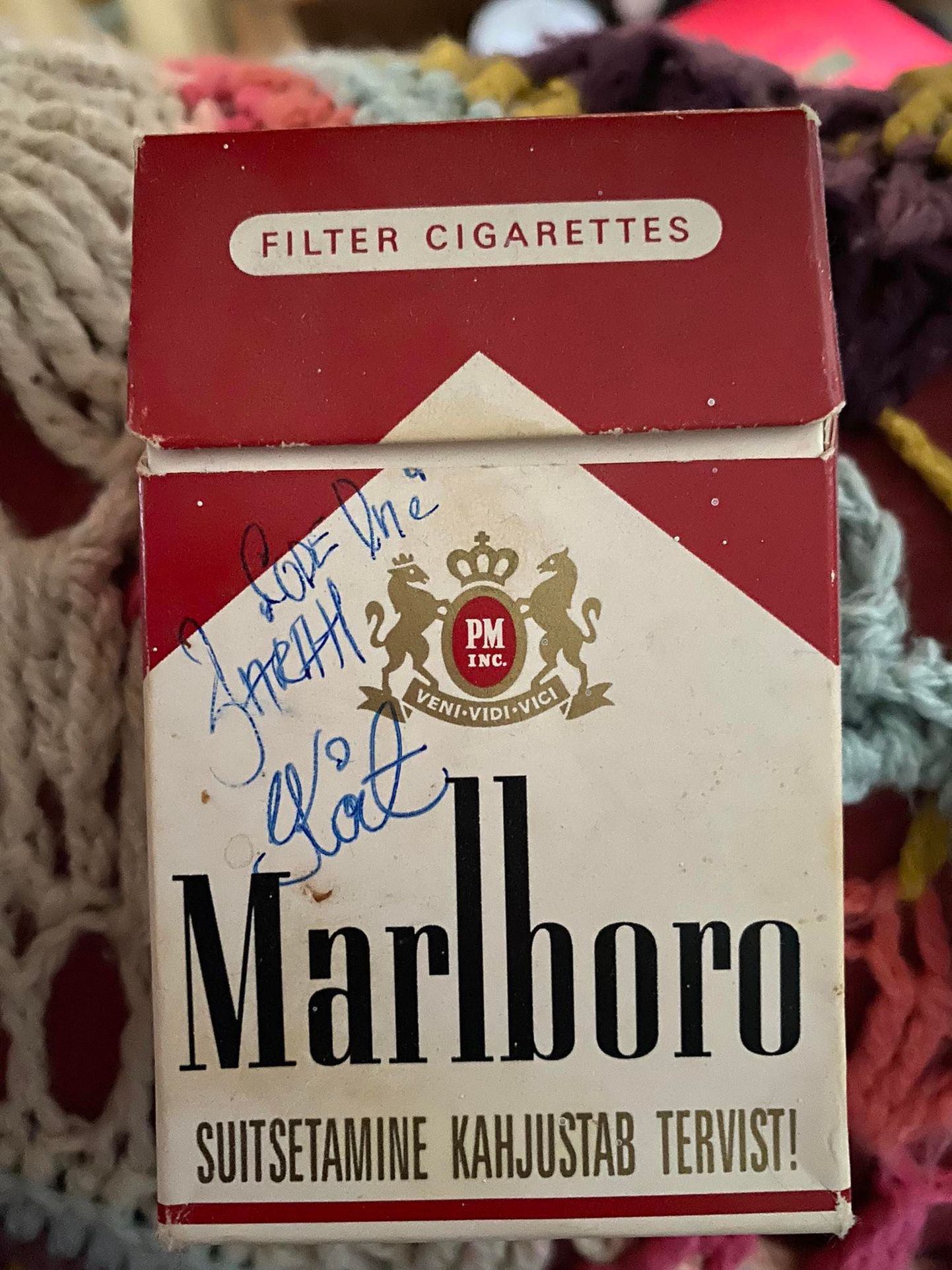 Sigaretipakk, mille teevad väärtuslikuks Code One´i liikmete Koit Toome ja Sarah´ ehk Sirli Hiiuse autogrammid.
ERAKOGU