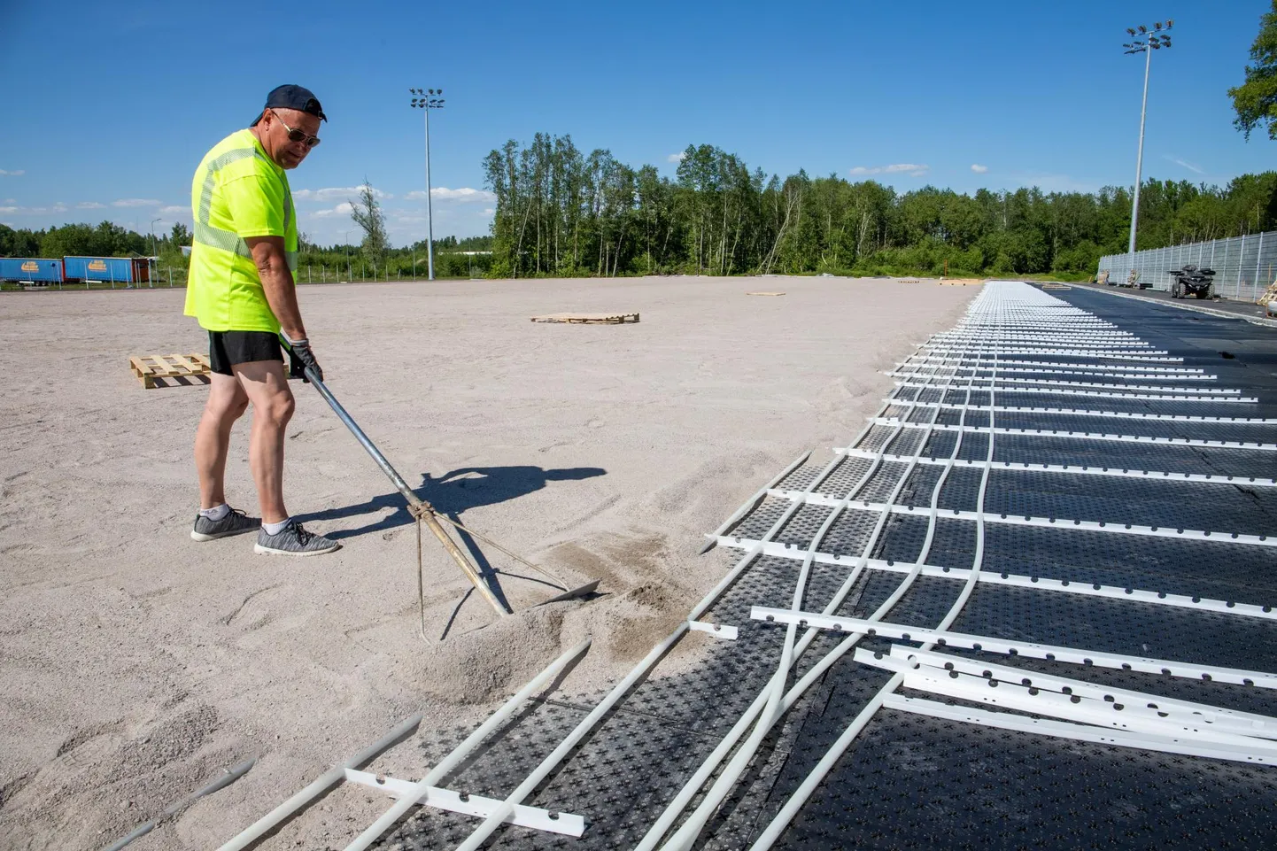 Pooleli on väljaku pealiskihid, parasjagu käib küttetoru laotamine.