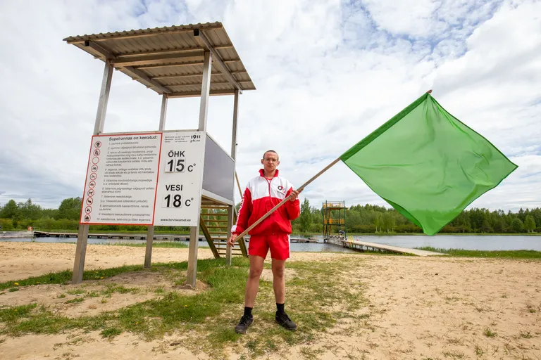 Taavo-Tamur Tubli heiskab Türi rannas suplemist lubava rohelise lipu.