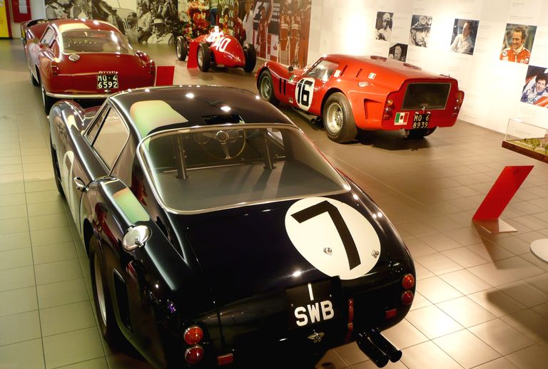 Vēsturiski Ferrari automobiļi, tai skaitā 250 GT SWB jeb Breadvan