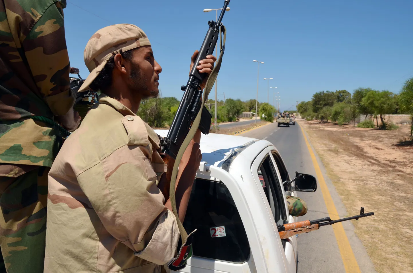 Liibüa valitsusvastaste patrull maanteel, mis viib riigi lääneosas asuvasse Zuwara linna.