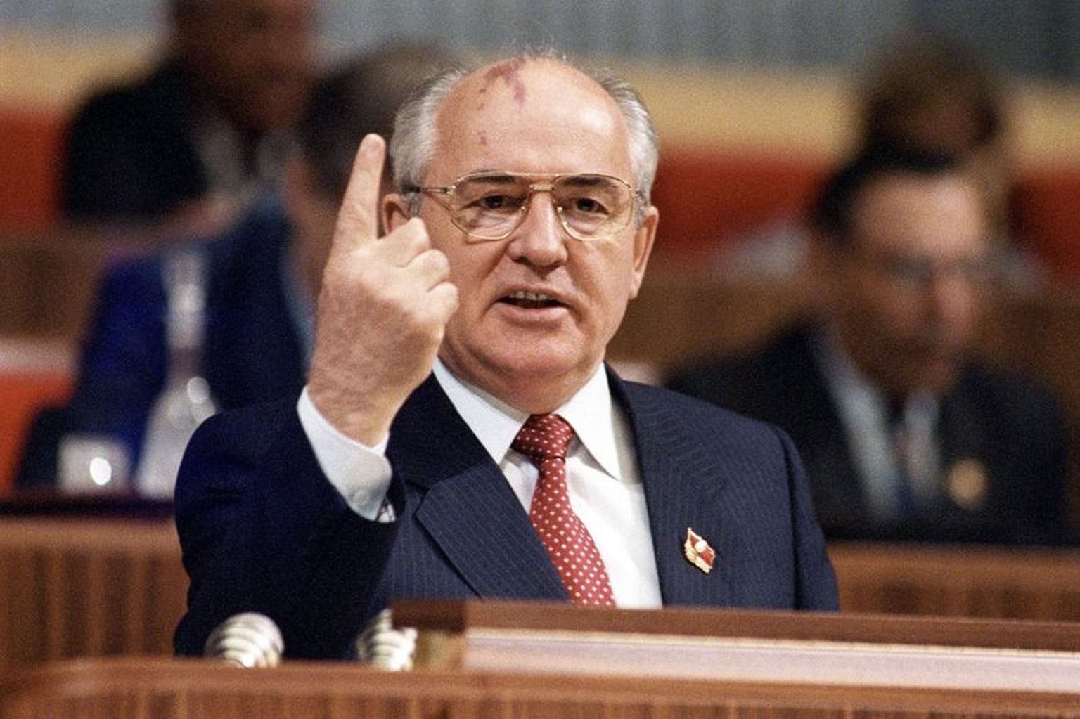 Mihhail Gorbatšov kõnelemas Moskvas NLKP 28. kongressil 2. juulil 1990.