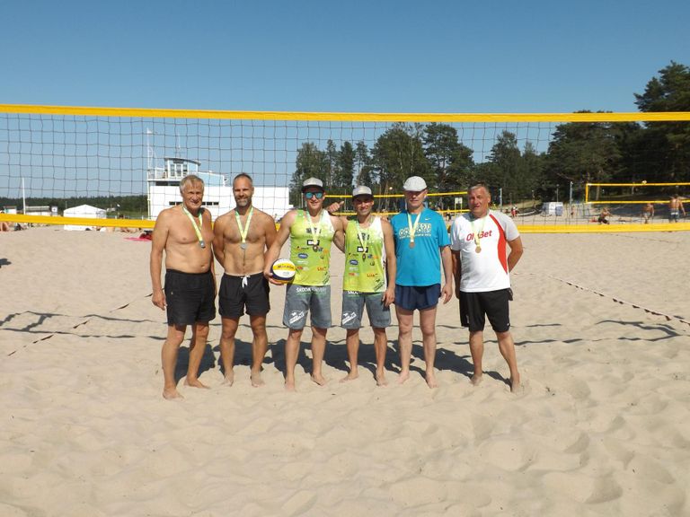 Osavõturohkel meeste rannavõrkpalli Lääne-Viru meistrivõistlustel saavutasid esikoha Janar Madilainen ja Ander Adel.