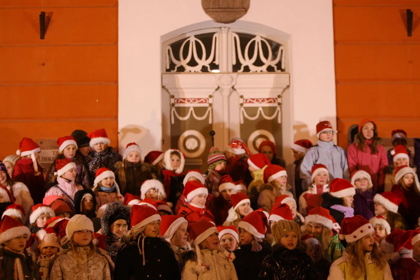 Tartu raekoja platsil süüdati esimene advendiküünal. Esinesid Tartu koolide laulukoorid ja Janika tantsijad.