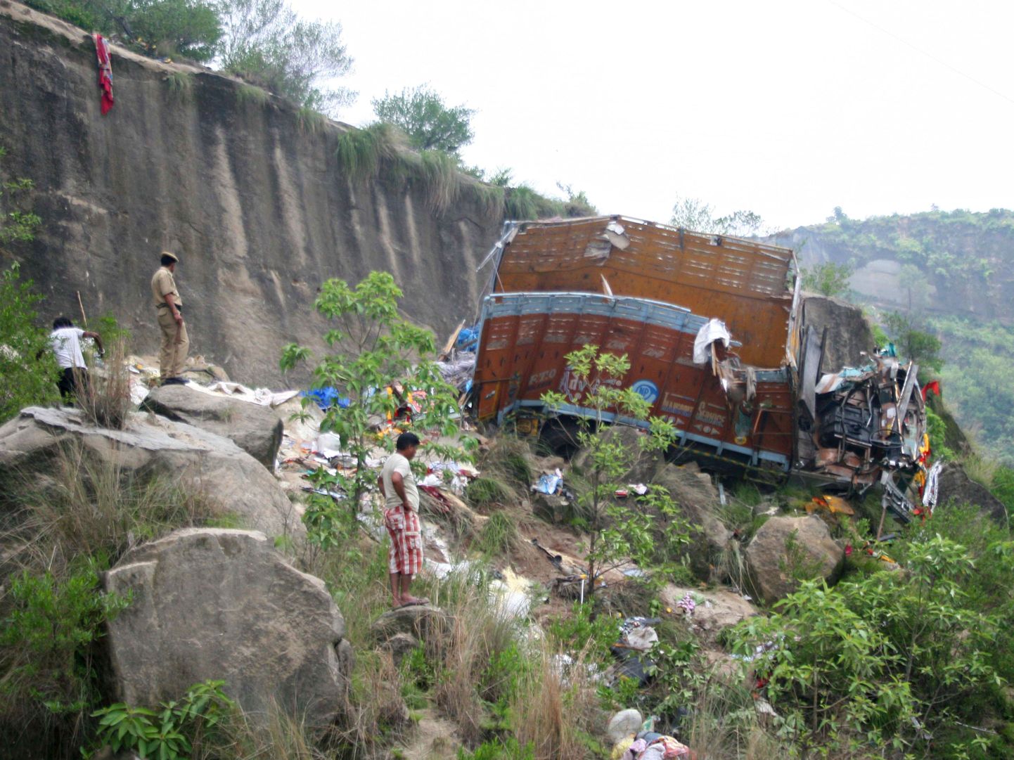 Indias palverändureid vedanud veoauto sõitis teelt välja mäekurusse