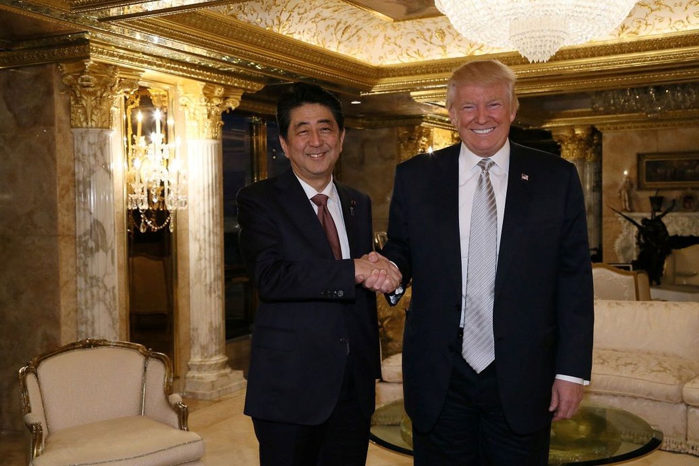 Jaapani peaminister Shinzo Abe kohtus USA presidendiks valitud Donald Trumpiga Trump Toweris New Yorgis.