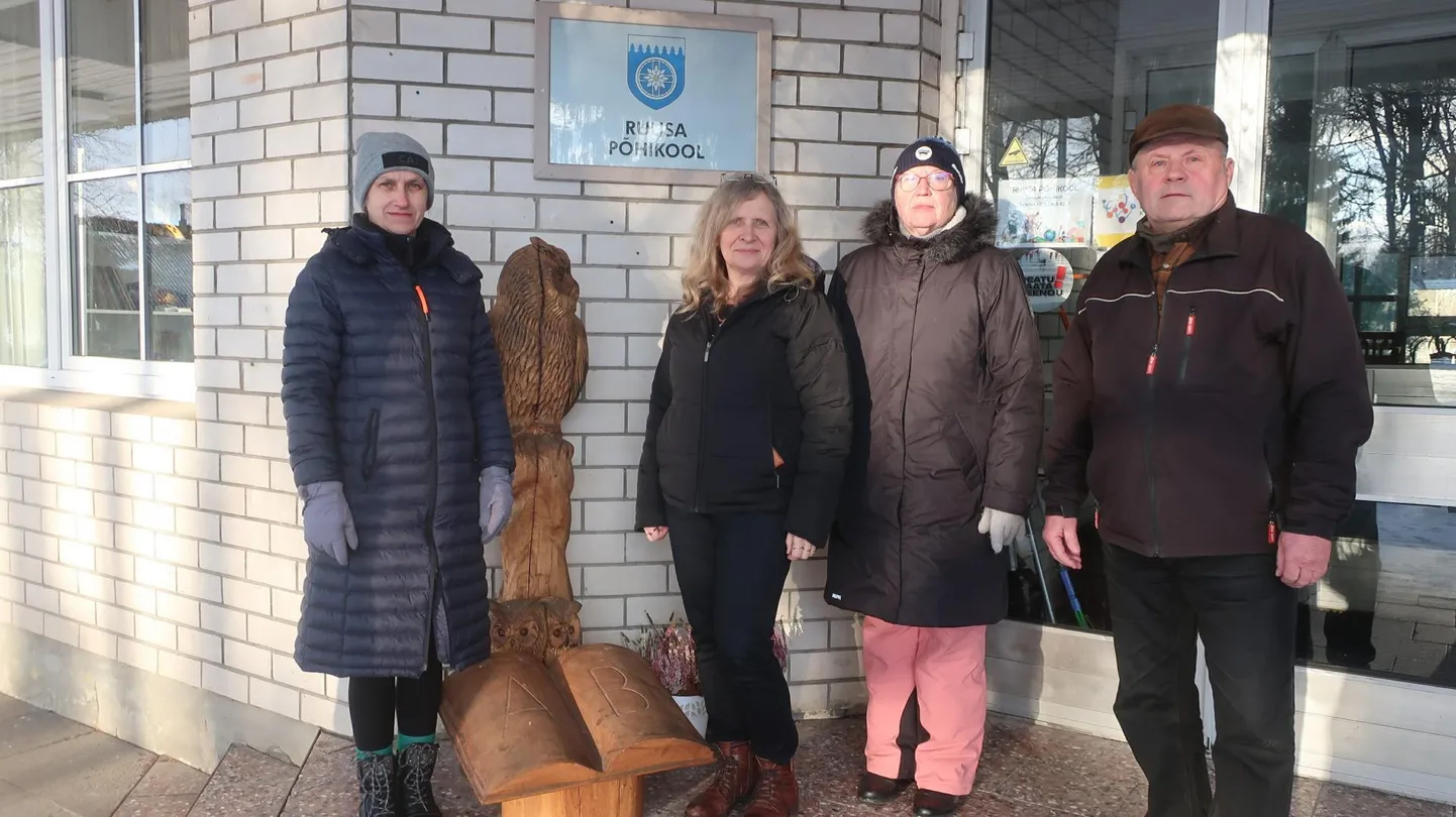 Ruusa kogukonna liikmed Kristiina Paabut (vasakult), Marge Trumsi, Kersti Murumets ja Tiit Kala enne koolimajja astumist