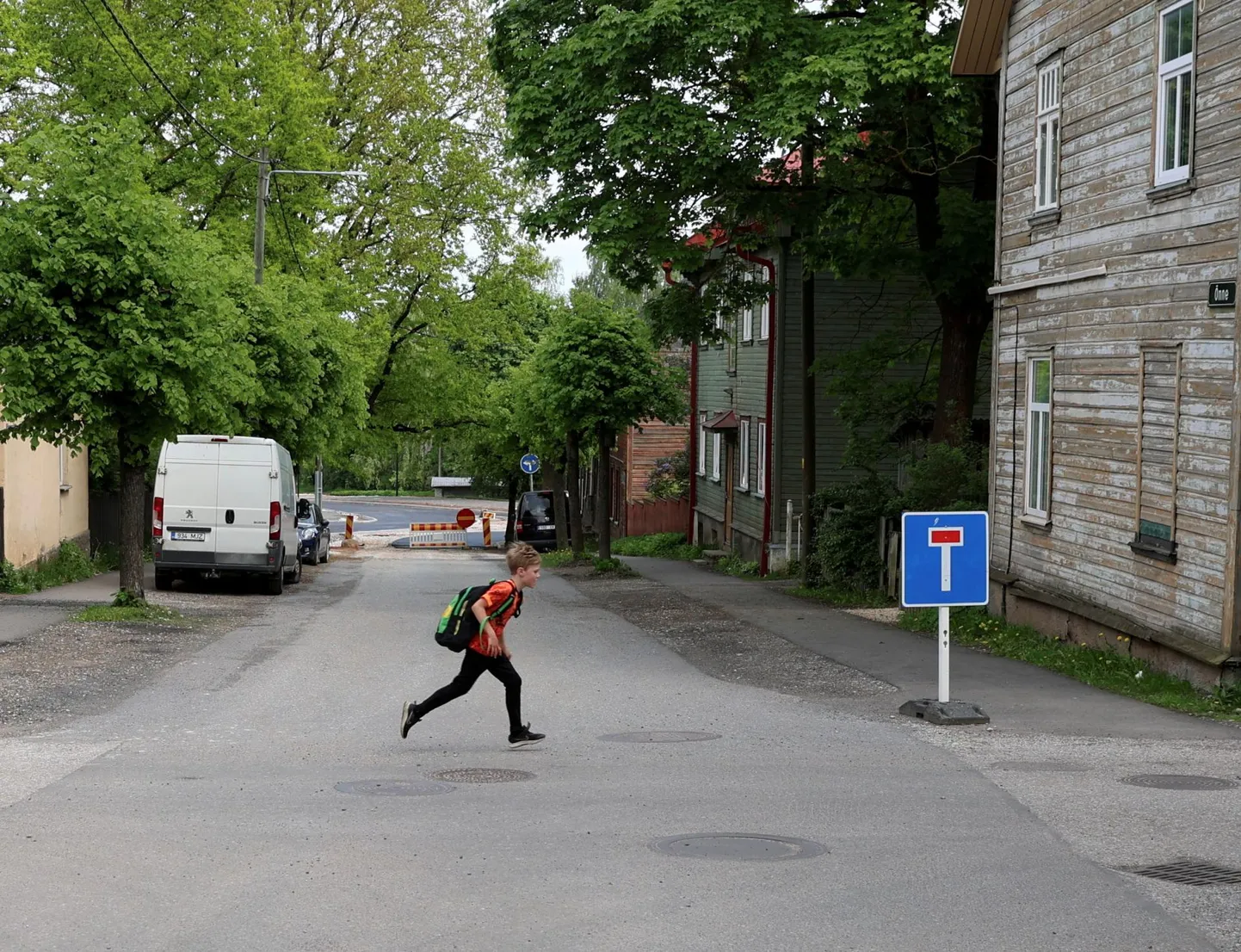 Õnne tänaval on praegu kehv liikuda nii jalgsi, ratta kui ka autoga. Pärast tänava ümberehitamist on seal jalakäijatele korralikud laiad kõnniteed, ratturitel tuleb teed jagada autodega.