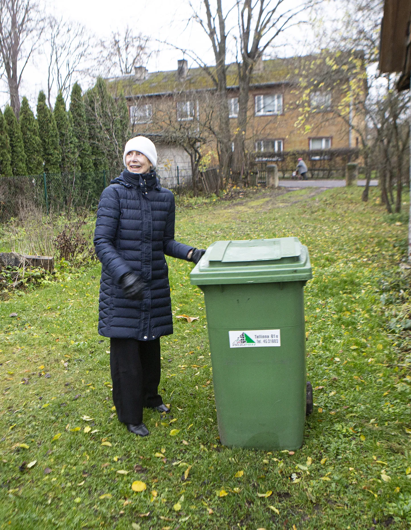 KALLINEB: Kuressaares Uuel tänaval elavat Meeta Terast tabab prügihinna tõus eriti valusalt, kuna ta peab kohustuslikus korras äraveo tellima tihedamalt, kui tal seda vaja oleks. Vedaja hõredamat graafikut ei võimalda. Seega maksab ta iga kuu tühisõitude eest päris kopsaka summa.