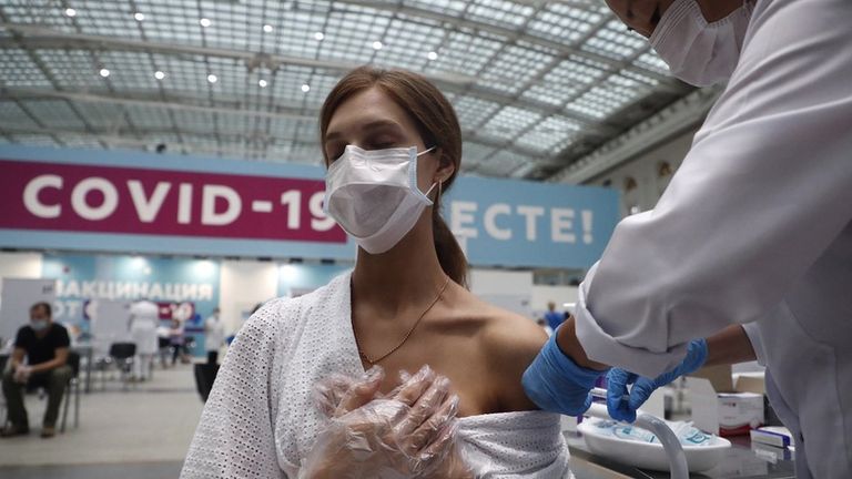 Вакцинация в России идет не столь быстрым темпом, на который рассчитывали власти